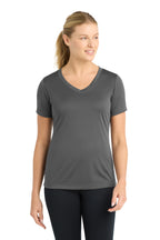 Sport-Tek ® Camiseta Competitor™ cuello en V PosiCharge ® para mujer. LST353