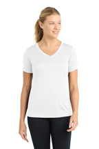Sport-Tek ® Camiseta Competitor™ cuello en V PosiCharge ® para mujer. LST353